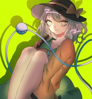 1girl black_hat blouse bow buttons closed_mouth diamond_button eyeball frilled_shirt_collar frilled_sleeves frills green_background green_hair green_skirt hair_between_eyes hat hat_bow hat_ribbon heart heart_of_string komeiji_koishi neon_(co2co8) ribbon shirt short_hair skirt smile solo third_eye touhou yellow_bow yellow_ribbon yellow_shirt