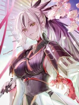 1girl absurdres armor black_hair breasts fate/grand_order fate_(series) green_eyes high_ponytail highres holding japanese_armor long_hair medium_breasts multicolored_hair nagao_kagetora_(fate) ponytail sidelocks smile solo sow_graden429 two-tone_hair uesugi_kenshin_(first_ascension)_(fate) very_long_hair white_hair