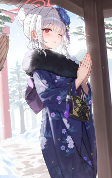 1girl absurdres bag blue_archive braid commentary_request fur-trimmed_kimono fur_trim hair_ornament halo handbag haruna_(blue_archive) haruna_(new_year)_(blue_archive) hatsumode highres japanese_clothes kimono korean_commentary looking_at_viewer new_year obi own_hands_clasped own_hands_together palms_together praying print_kimono purple_kimono red_eyes red_halo sash side_braid smile snow solo_focus uou_(tlswnsgh08) white_hair wings