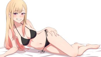 1girl absurdres barefoot bed_sheet bikini black_bikini blonde_hair breasts cleavage collarbone ear_piercing earrings full_body grin hand_on_own_hip highres jewelry kitagawa_marin long_hair looking_at_viewer lying medium_breasts na-suke navel on_side piercing pink_nails red_eyes side-tie_bikini_bottom simple_background smile solo sono_bisque_doll_wa_koi_wo_suru stomach swimsuit very_long_hair white_background