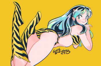 1girl aqua_hair ass bikini boots commentary_request cone_horns eyelashes highres horns knee_boots long_hair looking_at_viewer looking_back lum lying muda_rengou_to_ziggy_stardust on_stomach orange_background pointy_ears print_bikini print_boots sidelocks signature smile solo swimsuit urusei_yatsura