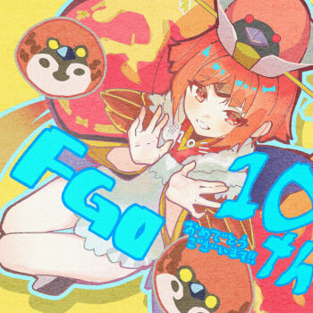 1girl appren-chirps_(fate) apron beni-enma beni-enma_(first_ascension) bird bird_hat blush breasts brown_hat commentary_request fate/grand_order fate_(series) feather_trim grin hat highres japanese_clothes kimono long_hair long_sleeves looking_at_viewer low_ponytail parted_bangs ponytail red_eyes red_hair red_kimono small_breasts smile su_su4204 thighs translation_request very_long_hair white_apron wide_sleeves