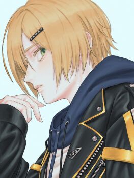 1boy black_jacket blonde_hair blue_hood character_name drawstring from_below from_side green_eyes hair_intakes hair_ornament hair_over_one_eye hairclip hand_up highres hood hood_down hoodie jacket lapels looking_at_viewer male_focus natsuno_(ka) nijisanji no_headwear notched_lapels open_clothes open_jacket parted_lips portrait profile short_hair simple_background sleeves_past_wrists solo unzipped uzuki_kou uzuki_kou_(5th_costume) virtual_youtuber white_background white_hoodie wolf_cut yellow_trim