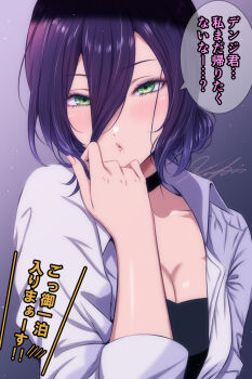 1girl :o black_choker blush breasts chainsaw_man choker cleavage collarbone commentary_request fingernails gradient_background green_eyes hair_between_eyes highres koya_(koya_x_00) long_hair_between_eyes looking_at_viewer medium_breasts purple_hair reze_(chainsaw_man) shirt signature solo speech_bubble translation_request upper_body white_shirt
