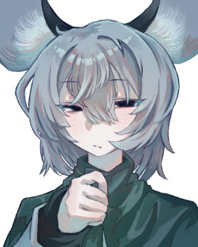 1girl animal_ears black_eyes capelet closed_mouth commentary_request cookie_(touhou) empty_eyes expressionless green_capelet grey_hair hair_between_eyes hand_up long_bangs looking_at_viewer melanin_shikiso mouse_ears mouse_girl nazrin nyon_(cookie) short_hair simple_background solo touhou upper_body white_background