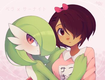 2girls artist_name artist_self-insert bella_(bellavoirr) bellavoirr blouse blush bob_cut breasts brown_eyes brown_hair character_name closed_mouth clothes_writing collared_shirt colored_skin dark-skinned_female dark_skin dated female_focus from_behind gardevoir gen_3_pokemon green_hair green_skin hair_ornament hair_over_one_eye hairband hairclip hand_on_another's_chest hand_on_another's_shoulder hands_up happy highres interspecies japanese_text long_sleeves looking_at_viewer looking_back matching_hair/eyes medium_breasts multicolored_skin multiple_girls nintendo open_mouth original pink_background pink_hairband pink_shirt pokemon pokemon_(creature) pokephilia red_eyes shiny_skin shirt short_hair sidelocks signature simple_background smile translated two-tone_skin upper_body white_skin yuri