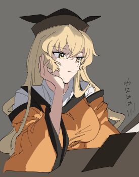 1girl black_hat blonde_hair breasts closed_mouth detached_sleeves grey_background hand_on_own_cheek hand_on_own_face hat highres large_breasts long_hair matara_okina orange_tabard simple_background smile solo tabard touhou translation_request uehara_suiyo yellow_eyes