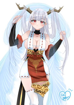 1girl absurdres azur_lane bare_shoulders blush breasts cleavage commentary_request detached_sleeves dragon_girl dragon_horns dress expressionless hair_on_horn hands_up highres hip_focus holding holding_own_hair horns large_breasts legs_together light_frown long_hair looking_at_viewer no_bra red_eyes ribbon-trimmed_dress ribbon-trimmed_thighhighs ribbon_trim shimanto_(azur_lane) shiranuinuiko sideboob solo standing thighhighs thighs very_long_hair w_arms white_dress white_hair