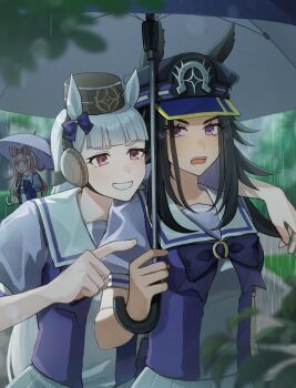 3girls agnes_digital_(umamusume) animal_ears arm_around_shoulder black_hair blunt_bangs blurry blurry_foreground bow bowtie commentary_request drooling ears_through_headwear fenomeno_(umamusume) gold_ship_(umamusume) grey_hair grin hair_bow hat highres himejoshi himo_(user_rzgz5877) holding holding_umbrella horse_ears horse_girl looking_to_the_side mouth_drool multiple_girls open_mouth outdoors pink_eyes pink_hair plant pointing purple_eyes rain school_uniform short_sleeves smile sweat tracen_school_uniform two_side_up umamusume umbrella