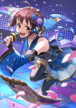 1girl ahoge bare_shoulders black_thighhighs blue_bow blue_flower blue_kimono blue_sleeves blush bow bridal_gauntlets brown_eyes brown_hair detached_sleeves dress_bow falling_petals flat_chest floating_clothes floral_print flower glint gold_trim hair_flower hair_ornament hand_fan hand_up highres holding holding_fan holding_microphone idolmaster idolmaster_cinderella_girls idolmaster_cinderella_girls_starlight_stage japanese_clothes kimono kimono_skirt long_sleeves looking_at_viewer microphone open_mouth otton petals pleated_skirt print_sleeves purple_flower screen short_hair skirt smile solo stage standing standing_on_one_leg tabi teeth thighhighs twitter_username upper_teeth_only v-shaped_eyebrows wakiyama_tamami wide_sleeves