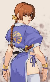 1girl arm_guards blue_kimono braid braided_ponytail brown_eyes brown_hair dead_or_alive female_focus highres japanese_clothes kasumi_(doa) kimono looking_back matching_hair/eyes ninjatou ponytail short_sword simple_background sword thighhighs toastitos weapon white_thighhighs