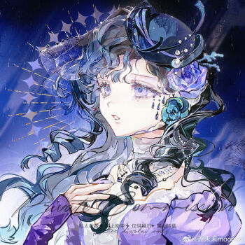 1girl bare_shoulders black_hair black_hat blue_background dress hand_on_own_chest hat highres isolde_(reverse:1999) jiemomo_mooooo long_hair parted_lips purple_dress purple_eyes reverse:1999 see-through_clothes see-through_veil solo upper_body veil watermark wavy_hair weibo_watermark