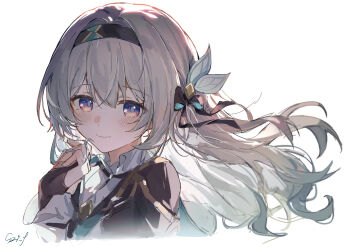 1girl absurdres black_bow black_hairband blue_eyes blue_pupils bow chinese_commentary closed_mouth commentary_request firefly_(honkai:_star_rail) gradient_hair grey_hair hair_bow hairband hand_up highres honkai:_star_rail honkai_(series) long_hair looking_at_viewer multicolored_eyes multicolored_hair portrait purple_eyes signature simple_background solo szi_f two-tone_eyes white_background