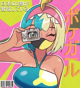 1girl absurdres aqua_bandeau aqua_hair black_mask blonde_hair blue_eyes bob_cut breasts camera canari_(pokemon) center-flap_bangs dark-skinned_female dark_skin hair_down halterneck hand_up highres holding holding_camera jeff_miga mask medium_breasts mouth_mask multicolored_hair nintendo one_eye_closed pokemon pokemon_legends:_z-a solo split-color_hair two-tone_mask upper_body yellow_mask