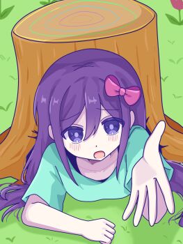 1girl aubrey_(headspace)_(omori) aubrey_(omori) blue_shirt blush bow collarbone colored_skin double-parted_bangs flower grass hair_bow highres long_hair looking_at_viewer lying omori on_stomach open_mouth outstretched_arm pink_bow purple_eyes purple_hair ryo_pen17 shirt short_sleeves solo t-shirt tree_stump white_skin
