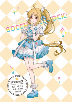 1girl :d absurdres ahoge alternate_costume beamed_eighth_notes blonde_hair blue_bow blush bobby_socks bocchi_the_rock! bow checkered_background chinese_commentary commentary_request dress eighth_note english_text frilled_skirt frills full_body hair_bow hair_ornament heart heart_hands highres ijichi_nijika long_hair looking_at_viewer migolu mixed-language_text musical_note nuoweisenlin_tongren_gongzuoshi open_mouth red_eyes shirt shoes short_sleeves side_ponytail skirt smile socks solo standing standing_on_one_leg very_long_hair white_dress white_skirt white_socks wrist_cuffs