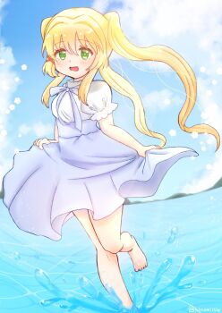 1girl :d barefoot blonde_hair blue_bow blue_bowtie blue_skirt blue_sky blush bow bowtie cloud commentary_request day foot_out_of_frame green_eyes green_pupils hair_between_eyes hair_ornament happy high-waist_skirt highres konomi_(konomi00e) long_hair ocean official_alternate_costume open_mouth outdoors puffy_short_sleeves puffy_sleeves shirt short_sleeves sidelocks skirt skirt_hold sky smile solo splashing standing standing_on_one_leg summer_pockets tsumugi_wenders twintails twitter_username very_long_hair water water_drop white_shirt x_hair_ornament