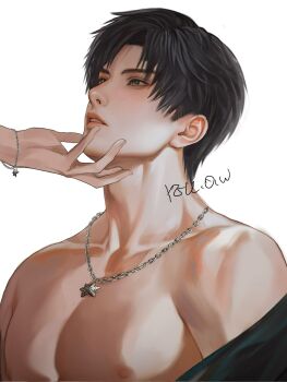 1boy bare_shoulders black_hair green_eyes highres jewelry love_and_deepspace male_focus necklace parted_bangs parted_lips white_background zakuro_ry zayne_(love_and_deepspace)