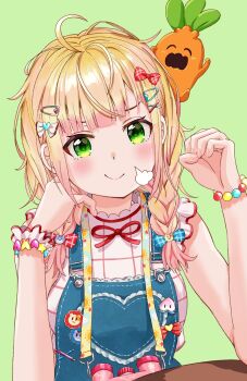 1girl absurdres ahoge blonde_hair blue_overalls braid closed_mouth gradient_hair green_background green_eyes hair_ornament hairpin highres hololive lingmu long_hair momosuzu_nene momosuzu_nene_(7th_costume) multicolored_hair nekko_(momosuzu_nene) official_alternate_costume overalls pink_hair shirt smile solo twin_braids virtual_youtuber white_shirt x_hair_ornament