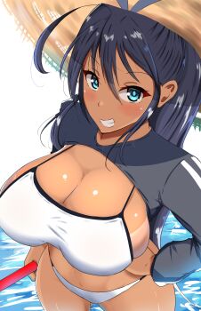 1girl ah68j3 ahoge aqua_eyes azur_lane black_hair black_shrug blue_eyes breasts cleavage dark-skinned_female dark_skin fishing_rod grin hand_on_own_hip hat highres holding holding_fishing_rod homura_(senran_kagura) homura_(the_shinobi_angler)_(senran_kagura) huge_breasts light_blush long_hair looking_at_viewer official_alternate_costume senran_kagura shrug_(clothing) smile solo straw_hat tan tanline water
