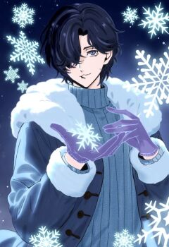 1boy akegoro_s2 alternate_costume ashiya_masaki black_hair closed_mouth commentary_request fur_trim gloves grey_sweater hair_over_one_eye looking_at_viewer male_focus one_eye_covered persona persona_5 persona_5:_the_phantom_x purple_eyes purple_gloves ribbed_sweater smile snowflakes solo sweater turtleneck turtleneck_sweater wavy_hair