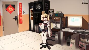 1girl :d absurdres ahoge artist_name black_shirt black_shoes black_skirt blonde_hair box chair child coat commentary computer computer_keyboard computer_tower dated dfdffish door dot_nose full_body highres holding holding_paper holding_pen indoors lab_coat lanyard long_sleeves looking_at_viewer medium_hair monitor neckerchief office_chair open_mouth paper pen pleated_skirt red_eyes red_neckerchief scp_foundation shirt shoes sitting skirt smile solo swivel_chair thighhighs tile_floor tiles twintails v-shaped_eyebrows white_coat white_thighhighs