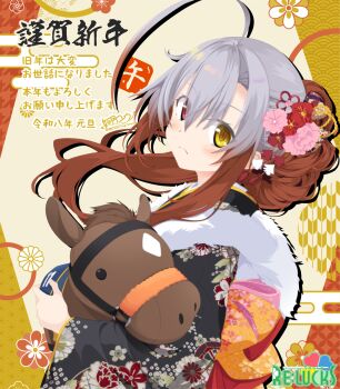 1girl ahoge black_kimono brown_background brown_eyes brown_hair chinese_zodiac closed_mouth commentary_request egasumi eyes_visible_through_hair floral_print flower grey_hair hair_between_eyes hair_flower hair_ornament heterochromia highres japanese_clothes kimono kisaragi_yuu_(re:lucks) long_hair looking_at_viewer multicolored_hair new_year original pink_flower print_kimono red_eyes red_flower solo stuffed_animal stuffed_horse stuffed_toy translation_request two-tone_hair year_of_the_horse