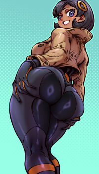 1girl ass black_bodysuit black_gloves black_hair blue_background blue_eyes bodysuit bodysuit_under_clothes breasts brown_jacket commentary_request curvy dark-skinned_female dark_skin emma_(pokemon) from_below gloves grin hair_ornament halftone halftone_background highres huge_ass jacket jing_mian_tu large_breasts latex latex_bodysuit looking_at_viewer nintendo orange_gloves pokemon pokemon_legends:_z-a presenting presenting_ass shiny_clothes short_hair sidelocks smile solo standing swept_bangs teeth wide_hips