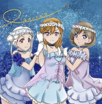 &gt;:( 3girls arashi_chisato bare_shoulders blue_background blue_dress blue_eyes brown_hair commentary_request cosplay cowboy_shot derivative_work double_bun dress flipped_bangs flipped_hair frilled_dress frills frown gloves hair_bun hand_on_another&#039;s_wrist highres kosaka_honoka kosaka_honoka_(cosplay) looking_at_viewer love_live! love_live!_school_idol_project love_live!_superstar!! love_love_comedy minami_kotori minami_kotori_(cosplay) multiple_girls orange_hair purple_eyes red_eyes see-through_dress_layer shibuya_kanon short_dress short_hair sonoda_umi sonoda_umi_(cosplay) split_mouth strapless strapless_dress tang_keke twintails v-shaped_eyebrows white_gloves white_hair yume_no_tobira