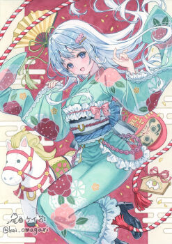 1girl artist_name black_boots blue_eyes blue_hair boots commentary_request daruma_doll flower_hairclip folding_fan frilled_sleeves frills green_kimono hand_fan highres japanese_clothes kimono long_hair looking_at_viewer obi omagari_kei open_mouth original print_kimono sash smile solo stuffed_animal stuffed_horse stuffed_toy twitter_username