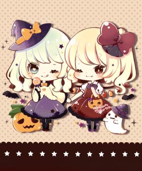 2girls black_hat blonde_hair bow chibi closed_mouth crystal crystal_wings flandre_scarlet frilled_shirt_collar frilled_sleeves frills ghost green_hair green_skirt hair_bow halloween halloween_costume hat hat_bow hat_ribbon highres jack-o&#039;-lantern komeiji_koishi mike_(mikeneko) multicolored_wings multiple_girls pumpkin red_eyes red_skirt red_vest ribbon shirt side_ponytail simple_background skirt skirt_set star_(symbol) touhou vest wings witch_hat yellow_bow yellow_ribbon yellow_shirt
