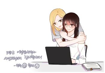 2girls black_hair blonde_hair brown_eyes closed_mouth commentary_request computer grey_shirt hug hug_from_behind korean_commentary korean_text laptop long_hair long_sleeves multiple_girls original qkstnrr red_lips shirt short_sleeves simple_background smile translation_request white_background white_shirt yuri