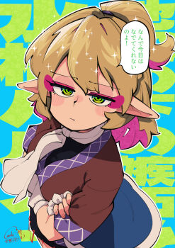 1girl :t arms_under_breasts black_shirt blonde_hair blue_background blush breasts brown_shirt carte closed_mouth colored_inner_hair commentary_request crossed_arms eyeshadow fingernails green_eyes high_ponytail highres looking_at_viewer makeup medium_breasts mizuhashi_parsee multicolored_hair pink_eyeshadow pink_hair pointy_ears ponytail ringed_eyes scarf shirt short_hair short_ponytail short_sleeves signature solo text_background touhou translation_request upper_body white_scarf