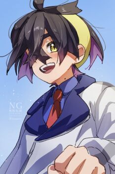 1boy black_hair blue_shirt collared_shirt crossed_bangs enudesuga hair_between_eyes hair_over_one_eye hairband highres jacket kieran_(pokemon) long_sleeves male_focus mole mole_on_neck multicolored_hair nintendo open_mouth pokemon pokemon_sv purple_hair shirt solo upper_body watermark yellow_eyes yellow_hairband