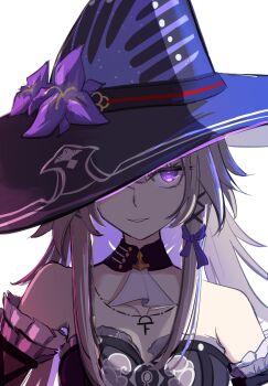 1girl ascot bare_shoulders black_choker choker commentary_request detached_sleeves disfiro03 flower grey_hair grin hair_ribbon hat hat_flower herta_(honkai:_star_rail) highres honkai:_star_rail honkai_(series) long_hair looking_at_viewer parted_lips purple_eyes purple_flower purple_ribbon ribbon simple_background smile solo strapless the_herta_(honkai:_star_rail) upper_body very_long_hair white_ascot white_background witch_hat