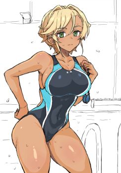 1girl black_one-piece_swimsuit blonde_hair breasts competition_swimsuit covered_navel dark-skinned_female dark_skin goggles green_eyes highres holding holding_goggles large_breasts looking_at_viewer mordeth one-piece_swimsuit original pool_ladder solo standing swimsuit two-tone_swimsuit unworn_goggles wet