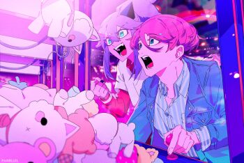 1boy 1girl artist_name black_horns black_mouth black_nails blue_eyes blue_jacket blue_shirt buttons clenched_teeth collared_shirt commentary crane_game demon_horns elliot_(par0llel) english_commentary fingernails hair_behind_ear hair_between_eyes halftone hand_on_another&#039;s_shoulder highres horns indoors jacket layered_sleeves long_hair long_sleeves nail_polish open_clothes open_jacket open_mouth original par0llel pink_hair purple_hair red_shirt shirt short_hair short_over_long_sleeves short_sleeves smile square_eyes striped_clothes striped_shirt stuffed_animal stuffed_toy teeth tongue tora_(par0llel) upper_body v-shaped_eyebrows vertical-striped_clothes vertical-striped_shirt white_shirt