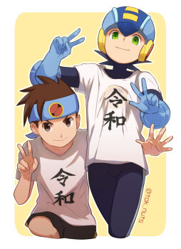 2boys black_bodysuit black_hair black_shorts blue_gloves blue_headband blue_helmet bodysuit border brothers brown_eyes brown_hair closed_mouth clothes_writing commentary_request cropped_legs gloves green_eyes hand_up headband helmet highres lan_hikari_(mega_man) looking_at_viewer male_focus mega_man_(series) mega_man_battle_network_(series) megaman.exe multiple_boys netnavi outline shirt short_hair short_sleeves shorts siblings sitting smile spiked_hair standing tok_nuts translation_request twins twitter_username v w white_border white_outline white_shirt yellow_background