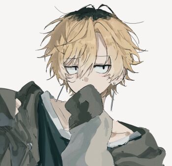 1boy black_eyes black_shirt blonde_hair earrings facing_viewer grey_jacket highres hood hood_down hooded_jacket jacket jewelry long_sleeves looking_to_the_side male_focus multicolored_hair original roots_(hair) sanpaku shirt short_hair simple_background sini_user sleeves_past_fingers sleeves_past_wrists solo unkempt upper_body white_background