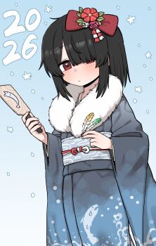 1girl 2026 absurdres black_hair blue_background bow commentary_request fur_collar furisode gradient_background grey_kimono hagoita hair_bow hair_over_one_eye hane_(hanetsuki) highres holding japanese_clothes kimono korean_commentary lakilolom long_sleeves obi original paddle red_bow red_eyes sash solo wide_sleeves