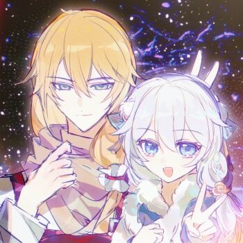 Rule 34 | 1boy, 1girl, aqua eyes, blonde hair, chinese commentary, closed mouth, commentary request, couple, fur trim, green eyes, hair between eyes, hand up, happy, highres, honkai (series), honkai impact 3rd, light particles, light smile, looking at viewer, open mouth, otto apocalypse, outdoors, qieazhibingjiling, scarf, smile, standing, theresa apocalypse, upper body, v, white hair