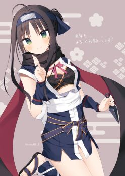 1girl ahoge aiyan arm_warmers back_bow black_hair black_scarf blue_arm_warmers blue_kimono blush bow breasts brown_background cleavage closed_mouth commentary_request eyes_visible_through_hair foot_out_of_frame forehead_protector green_eyes hand_up highres hitachi_mako holding holding_weapon japanese_clothes kimono kuji-in kunai looking_at_viewer nengajou new_year ninja ponytail red_scarf sandals sash scarf senren_banka short_hair_with_long_locks short_ponytail simple_background sleeveless sleeveless_kimono smile solo standing standing_on_one_leg translation_request tsurime twitter_username two-sided_scarf two_side_up weapon white_bow white_sash