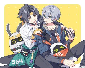 &gt;_&lt; 2boys 2others :d ahoge asaba_harumasa asaboo_(zenless_zone_zero) asymmetrical_gloves bag bandana bandana_around_neck bangboo_(zenless_zone_zero) behind_another black_gloves black_hair black_pants black_shirt blue_jacket blush border choker clothes_around_waist collarbone commentary_request eous_(zenless_zone_zero) eye_contact gloves green_eyes grey_hair hair_between_eyes half_gloves hand_on_another&#039;s_shoulder highres holding_hands id_card jacket jacket_around_waist knpe00 looking_at_another male_focus mismatched_gloves multiple_boys multiple_others open_mouth orange_bandana pants parted_bangs partially_fingerless_gloves round_border shirt short_hair shoulder_bag single_half_glove sitting sleeves_rolled_up smile sparkle_background white_border white_shirt wise_(zenless_zone_zero) yaoi yellow_background yellow_eyes yellow_gloves zenless_zone_zero