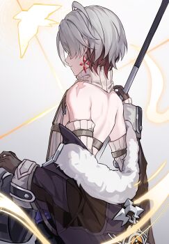 1boy absurdres ahe63011 back backless_outfit black_coat brown_gloves chinese_commentary closed_mouth coat commentary_request detached_sleeves earrings facing_away from_behind fur-trimmed_coat fur_trim genshin_impact gloves grey_background grey_hair hand_up highres holding holding_lantern holding_polearm holding_weapon illuga_(genshin_impact) jewelry lantern long_sleeves male_focus median_furrow mole mole_under_eye multicolored_hair off_shoulder open_clothes open_coat polearm puffy_long_sleeves puffy_sleeves red_hair ribbed_sleeves ribbed_sweater scar scar_on_shoulder short_hair sleeveless sleeveless_sweater smile solo sweater turtleneck turtleneck_sweater two-tone_hair vision_(genshin_impact) weapon white_sleeves white_sweater