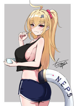 1girl ahoge alternate_costume bare_shoulders black_tank_top blonde_hair blue_shorts blush breasts cissia_(zenless_zone_zero) closed_mouth collarbone commentary_request cowboy_shot crop_top crop_top_overhang dolphin_shorts fang grey_background hair_between_eyes hair_ornament hairclip highres holding holding_spoon large_breasts long_hair looking_at_viewer red_eyes shorts sideboob simple_background snake_girl snake_tail solo spoon tail tank_top toma_no_oekaki zenless_zone_zero