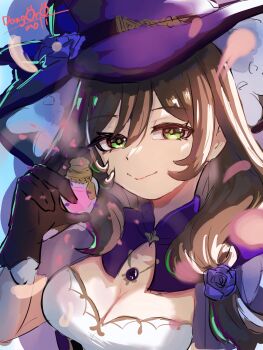 1girl artist_name breasts brown_gloves brown_hair cleavage closed_mouth commentary dang0r0moti flower genshin_impact gloves green_eyes hair_between_eyes hair_flower hair_ornament hat highres holding holding_potion lisa_(genshin_impact) long_hair medium_breasts medium_hair potion purple_flower purple_hat purple_rose rose smile solo upper_body witch_hat
