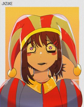 1girl artist_name bags_under_eyes black_eyeliner black_eyeshadow blue_bodysuit blue_eyes blue_hat blush_stickers bodysuit border brown_hair chainsaw_man close-up commentary constricted_pupils cosplay crazy crazy_eyes disturbed eye_twitch eyelashes eyeliner eyeshadow film_grain gradient_background hair_between_eyes hair_ornament hairclip halftone halftone_background hat higashiyama_kobeni highres jester jester_cap jxzuke looking_at_viewer makeup medium_hair multicolored_bodysuit multicolored_eyes multicolored_hat nervous nervous_smile orange_background outside_border parted_lips pom_pom_(clothes) pomni_(the_amazing_digital_circus) pomni_(the_amazing_digital_circus)_(cosplay) ponytail portrait puffy_short_sleeves puffy_sleeves raised_eyebrows red_bodysuit red_eyes red_hat short_sleeves sidelocks signature smile solo straight-on symbol-shaped_pupils teeth the_amazing_digital_circus two-tone_eyes upper_teeth_only white_border wide-eyed worried yellow_bodysuit yellow_hat