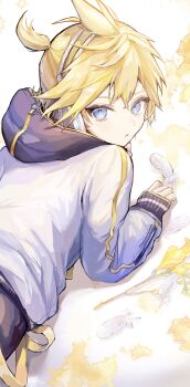 1boy absurdres bishounen blonde_hair blue_eyes closed_mouth commentary_request feathers headphones highres hood hood_down kagamine_len kagamine_len_(nt) looking_at_viewer looking_back lying male_focus on_stomach piapro_studio pipi_(pipinavigation) short_hair sleeves_past_wrists solo vocaloid white_feathers