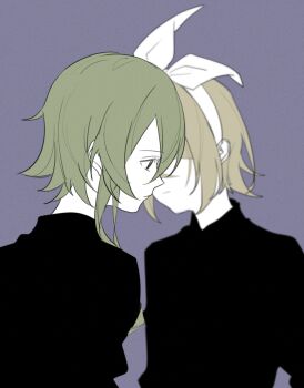 2girls black_shirt blonde_hair bow commentary_request face-to-face green_hair gumi hair_bow hairband kagamine_rin multiple_girls purple_background shirt short_hair simple_background vocaloid white_bow white_hairband wounds404