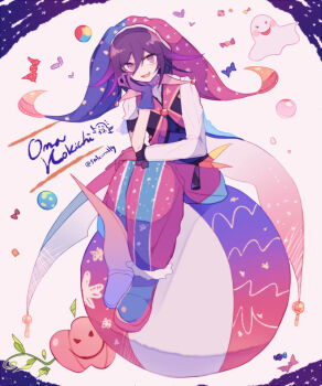 1boy aegyo_sal asymmetrical_gloves asymmetrical_sleeves baggy_pants ball beachball black_vest blue_boots blue_gloves blue_hat boots candy character_name coattails collared_vest commentary_request danganronpa_(series) danganronpa_v3:_killing_harmony dot_nose fang food frilled_sleeves frills full_body fur-trimmed_boots fur_trim ghost gloves hair_between_eyes halloween_costume hand_on_own_cheek hand_on_own_elbow hand_on_own_face hand_on_own_knee happy hat hat_print heart heart_print jack-o&#039;-lantern jester_cap large_hat light_blush long_hair_between_eyes long_sleeves looking_at_viewer male_focus mismatched_gloves mismatched_sleeves official_alternate_costume oma_kokichi on_ball open_mouth pants plant purple_eyes purple_hair red_gloves red_hat red_pants sakura_(fein5862817) shirt short_hair short_sleeves sitting smile solo split-color_clothes striped_clothes striped_pants turtleneck turtleneck_shirt twitter_username two-tone_headwear vertical-striped_clothes vertical-striped_pants vest vines white_background white_shirt